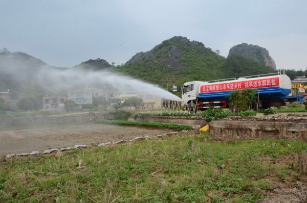北流海螺開展愛(ài)心水車進(jìn)鄉(xiāng)村活動(dòng),幫助群眾澆灌土地_副本 北流海螺開展愛(ài)心水車進(jìn)鄉(xiāng)村活動(dòng),幫助群眾澆灌土地_副本