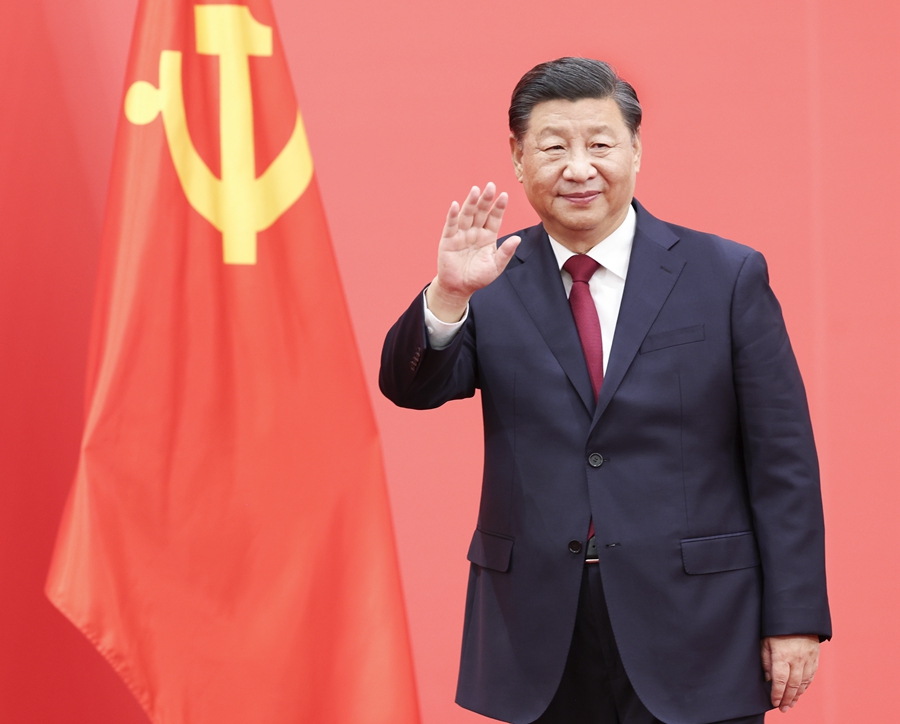 10月23日，剛剛在中國共產(chǎn)黨第二十屆中央委員會第一次全體會議上當(dāng)選的中共中央總書記習(xí)近平和中共中央政治局常委李強、趙樂際、王滬寧、蔡奇、丁薛祥、李希在北京人民大會堂同采訪中共二十大的中外記者親切見面。這是習(xí)近平向在場的中外記者揮手致意。