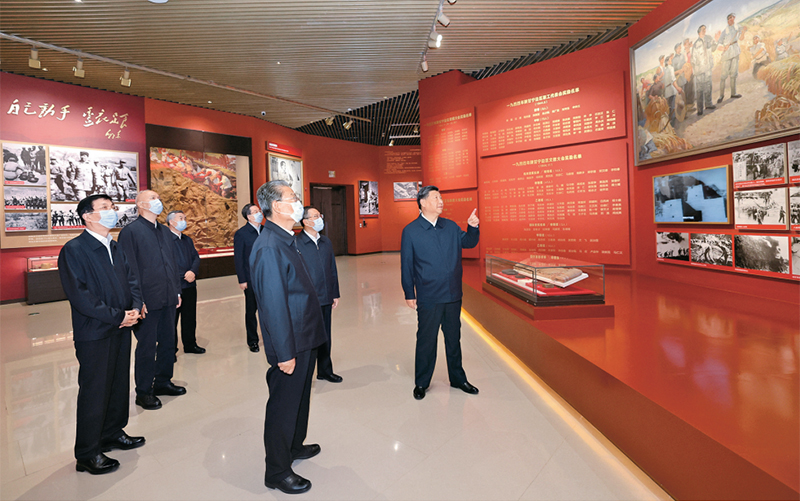 2022年10月27日，中共中央總書記、國家主席、中央軍委主席習(xí)近平帶領(lǐng)中共中央政治局常委李強(qiáng)、趙樂際、王滬寧、蔡奇、丁薛祥、李希，瞻仰延安革命紀(jì)念地。這是習(xí)近平等在延安革命紀(jì)念館，參觀《偉大歷程——中共中央在延安十三年歷史陳列》。 新華社記者 鞠鵬/攝